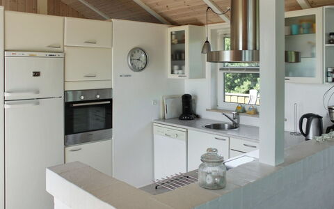Calina - 300M from the Sea: Keuken, Countertop, Meubilair, Interieur Ontwerp, Flooring, Cabinetry, Toestel Van De Keuken, Plafond, Hout, Verdieping