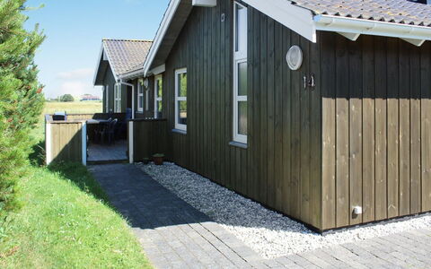 Calina - 300M from the Sea: Hout, Huis, Huis, Dak, Siding, Verblijf, Deur, Beits, Hardwood, Garden Gebouwen