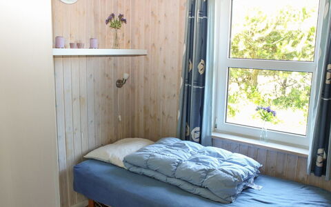 Calina - 300M from the Sea: Bed, Muur, Slaapkamer, Hout, Verdieping, Flooring, Interieur Ontwerp, Laken, Meubilair, Bedding