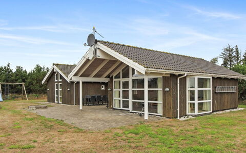 Calina - 300M from the Sea: Meubilair, Interieur Ontwerp, Flooring, Hout, Verdieping, Plafond, Houten Vloer, Stoel, Tafel, Verlichting