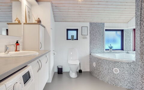 Sirpa - 1Km from the Sea: Meubilair, Interieur Ontwerp, Flooring, Hout, Verdieping, Plafond, Houten Vloer, Stoel, Tafel, Verlichting