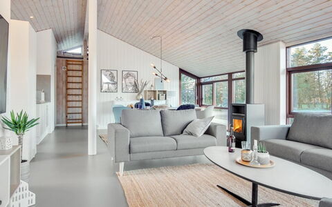 Sirpa - 1Km from the Sea: Meubilair, Interieur Ontwerp, Flooring, Hout, Verdieping, Plafond, Houten Vloer, Stoel, Tafel, Verlichting