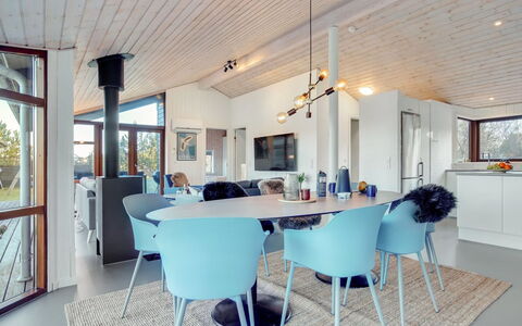Sirpa - 1Km from the Sea: Meubilair, Interieur Ontwerp, Flooring, Hout, Verdieping, Plafond, Houten Vloer, Stoel, Tafel, Verlichting