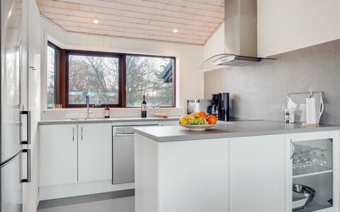 Sirpa - 1Km from the Sea: Meubilair, Interieur Ontwerp, Flooring, Hout, Verdieping, Plafond, Houten Vloer, Stoel, Tafel, Verlichting