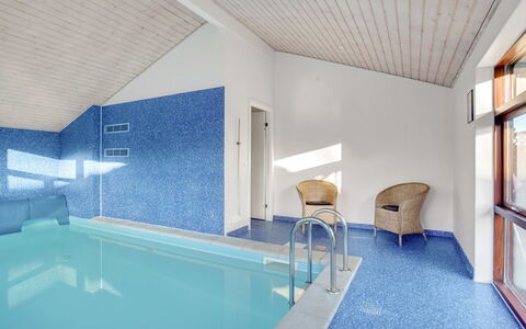 Sirpa - 1Km from the Sea: Meubilair, Interieur Ontwerp, Flooring, Hout, Verdieping, Plafond, Houten Vloer, Stoel, Tafel, Verlichting