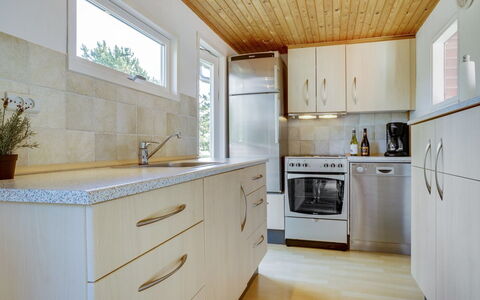 Hilleborg - 100M from the Sea: Countertop, Keuken, Toestel Van De Keuken, Flooring, Cabinetry, Interieur Ontwerp, Major Appliance, Hout, Verdieping, Plafond