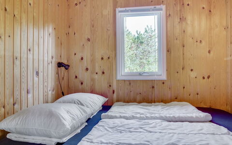 Hilleborg - 100M from the Sea: Hout, Slaapkamer, Laken, Bed, Bedding, Huis, Kamer, Bed Frame, Beits, Plafond