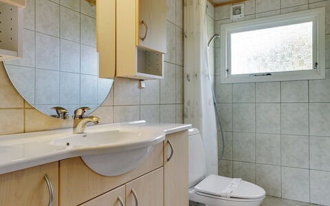 Hilleborg - 100M from the Sea: Wastafel In De Badkamer, Loodgieterswerkinrichting, Wastafel, Badkamer, Flooring, Interieur Ontwerp, Verdieping, Kraan, Loodgieter, Badkamerkast