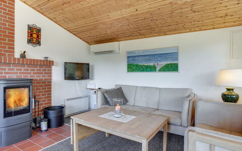 Jeldrik - 100M from the Sea: Hout, Meubilair, Flooring, Plafond, Interieur Ontwerp, Bankstel, Verdieping, Woonkamer, Deur