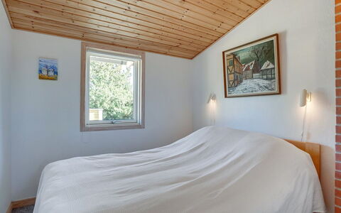 Jeldrik - 100M from the Sea: Muur, Hout, Plafond, Slaapkamer, Interieur Ontwerp, Bed, Verdieping, Laken, Flooring, Verlichting