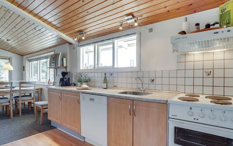 Jeldrik - 100M from the Sea: Hout, Flooring, Countertop, Keuken, Plafond, Interieur Ontwerp, Verdieping, Meubilair, Cabinetry, Huis