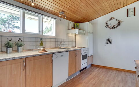 Jeldrik - 100M from the Sea: Flooring, Keuken, Interieur Ontwerp, Hout, Countertop, Verdieping, Plafond, Meubilair, Major Appliance, Houten Vloer