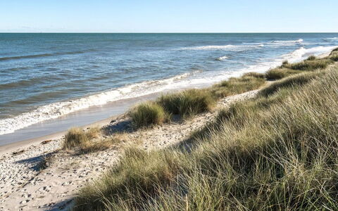 Jeldrik - 100M from the Sea: Zwembad, Buitenmeubels, Meubilair, Toevlucht, Flagstone, Eco Hotel, Schaduw, Stoel, Vrije Tijd, Landgoed