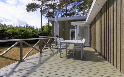 Hwelp - 200M from the Sea: Dak, Huis, Huis, Verblijf, Deur, Siding, Dek, Veranda, Plank, Hardwood
