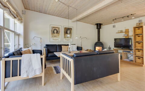 Hwelp - 200M from the Sea: Dak, Huis, Huis, Verblijf, Deur, Siding, Dek, Veranda, Plank, Hardwood