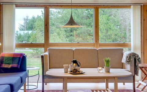 Joosua - 400M from the Sea: Meubilair, Flooring, Interieur Ontwerp, Verdieping, Hout, Woonkamer, Tafel, Verlichting, Huis, Houten Vloer
