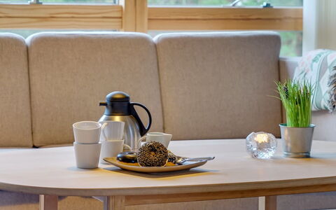 Joosua - 400M from the Sea: Meubilair, Flooring, Interieur Ontwerp, Hout, Tafel, Verdieping, Koffietafel, Houten Vloer, Woonkamer, Kamer