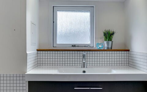 Joosua - 400M from the Sea: Muur, Interieur Ontwerp, Loodgieterswerkinrichting, Flooring, Badkamer, Loodgieter, Samengesteld Materiaal, Kraan, Glas, Plafond