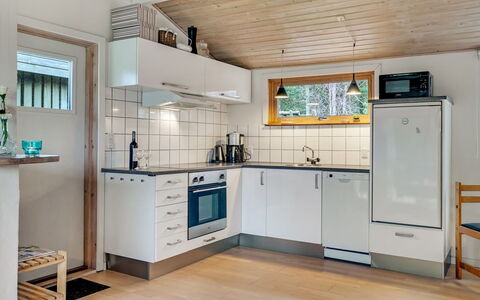 Joosua - 400M from the Sea: Keuken, Flooring, Major Appliance, Hout, Toestel Van De Keuken, Interieur Ontwerp, Countertop, Plafond, Verdieping, Cabinetry
