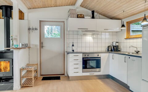Joosua - 400M from the Sea: Hout, Flooring, Plafond, Major Appliance, Keuken, Interieur Ontwerp, Verdieping, Huis, Toestel Van De Keuken, Kamer