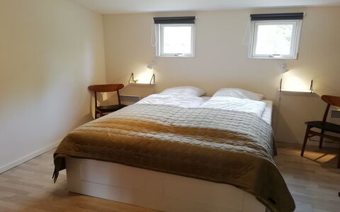 Joosua - 400M from the Sea: Bed, Meubilair, Slaapkamer, Verdieping, Flooring, Bedding, Interieur Ontwerp, Laken, Hout, Linens