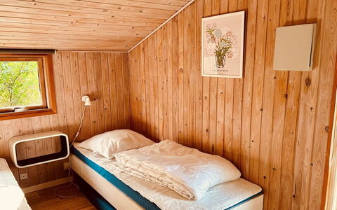 Joosua - 400M from the Sea: Interieur Ontwerp, Flooring, Meubilair, Verdieping, Muur, Hout, Bed, Slaapkamer, Kamer, Plafond
