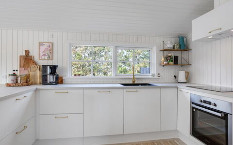 Sheyla - 150M from the Sea: Hout, Flooring, Interieur Ontwerp, Plafond, Verdieping, Huis, Keuken, Countertop, Cabinetry, Houten Vloer