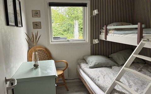 Ika - 600M from the Sea: Bed, Meubilair, Slaapkamer, Hout, Interieur Ontwerp, Laken, Bedding, Verdieping, Flooring, Bed Frame