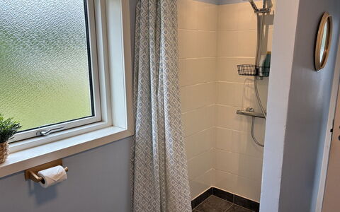Ika - 600M from the Sea: Badkamer, Interieur Ontwerp, Flooring, Douchegordijn, Verdieping, Loodgieterswerkinrichting, Loodgieter, Kamer, Gordijn, Douche