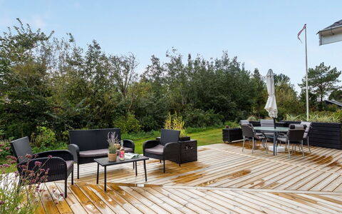 Ika - 600M from the Sea: Meubilair, Hout, Houten Vloer, Buitenmeubels, Stoel, Hardwood, Dek, Buitentafel, Schaduw, Tuin