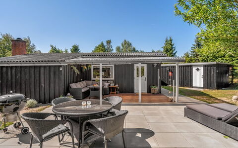 Leonor - 300M from the Sea: Huis, Dak, Tuin, Verblijf, Schaduw, Siding, Werf, Backyard, Dek, Landscaping