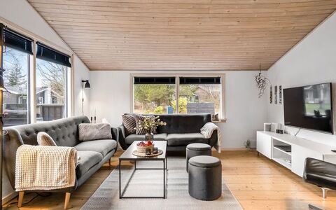 Leonor - 300M from the Sea: Bankstel, Hout, Interieur Ontwerp, Woonkamer, Meubilair, Flooring, Plafond, Huis, Verdieping