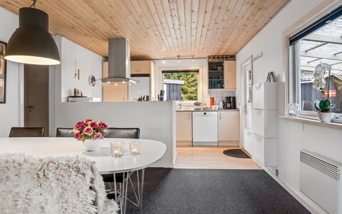 Leonor - 300M from the Sea: Meubilair, Interieur Ontwerp, Flooring, Keuken, Hout, Plafond, Verdieping, Lichte Inrichting, Countertop, Keuken En Eettafel