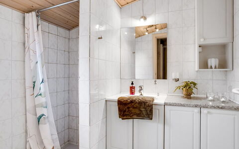 Leonor - 300M from the Sea: Muur, Loodgieterswerkinrichting, Interieur Ontwerp, Flooring, Wastafel, Kraan, Badkamer, Verdieping, Loodgieter, Wastafel In De Badkamer