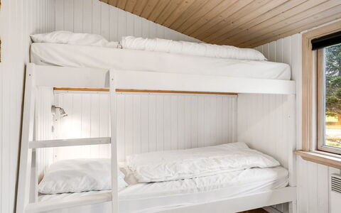Leonor - 300M from the Sea: Bed, Slaapkamer, Stapelbed, Hout, Bedding, Laken, Interieur Ontwerp, Verdieping, Flooring, Linens