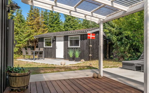 Leonor - 300M from the Sea: Dak, Huis, Deur, Verblijf, Garden Gebouwen, Schaduw, Siding, Veranda, Outdoor Structuur, Tuin