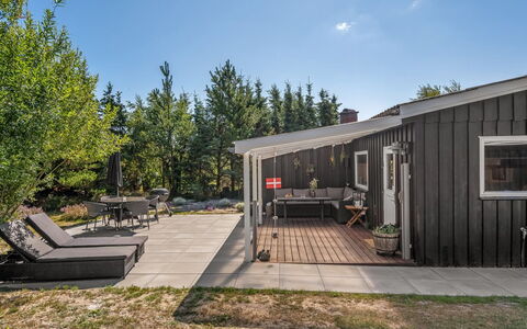 Leonor - 300M from the Sea: Hout, Huis, Huis, Verblijf, Dak, Siding, Schaduw, Landgoed, Tuin, Backyard