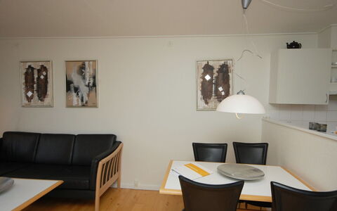 Runhild - 100M from the Sea: Meubilair, Flooring, Interieur Ontwerp, Muur, Verdieping, Hout, Plafond, Lichte Inrichting, Verlichting, Kamer