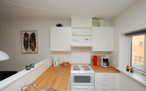 Runhild - 100M from the Sea: Keuken, Toestel Van De Keuken, Countertop, Major Appliance, Cabinetry, Interieur Ontwerp, Flooring, Meubilair, Hout, Gootsteen