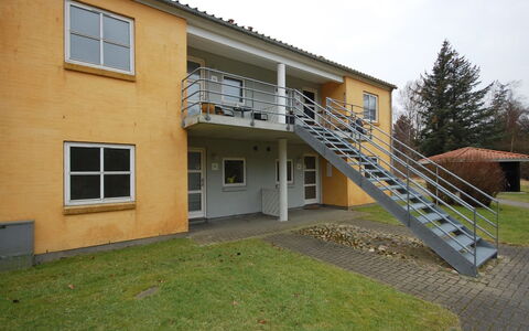 Runhild - 100M from the Sea: Huis, Deur, Veranda, Landgoed, Balkon, Werf, Gazon, Leuning, Trap, Oprit
