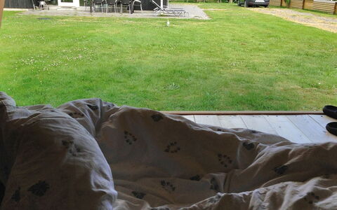 Elni - 900M from the Sea: Hout, Meubilair, Gazon, Linens, Backyard, Tuin, Hardwood, Bedding, Schaduw, Slaapkamer