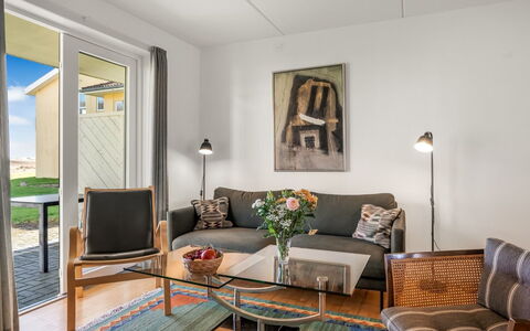 Jyrki - 100M from the Sea: Meubilair, Interieur Ontwerp, Flooring, Muur, Verdieping, Hout, Bankstel, Woonkamer, Tafel, Kamer