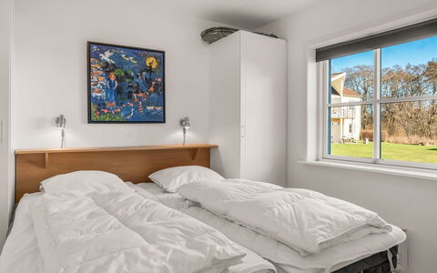 Jyrki - 100M from the Sea: Muur, Hout, Slaapkamer, Bed, Plafond, Interieur Ontwerp, Laken, Bedding, Verdieping, Bed Frame
