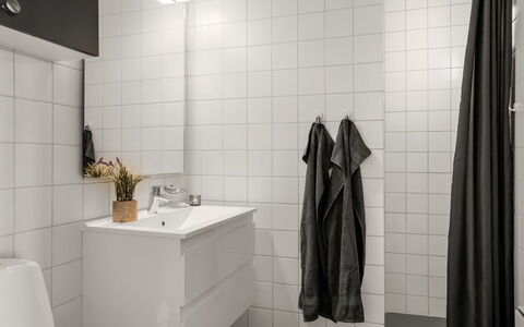 Jyrki - 100M from the Sea: Flooring, Verdieping, Interieur Ontwerp, Loodgieterswerkinrichting, Loodgieter, Tegel, Wastafel, Kamer, Badkamer, Badkamerkast