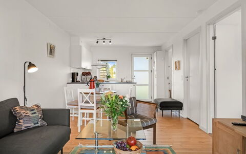 Jyrki - 100M from the Sea: Meubilair, Flooring, Interieur Ontwerp, Verdieping, Bankstel, Hout, Tafel, Plafond, Woonkamer, Kamer