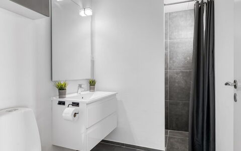 Jyrki - 100M from the Sea: Flooring, Interieur Ontwerp, Verdieping, Loodgieterswerkinrichting, Badkamerkast, Wastafel, Plafond, Loodgieter, Badkamer, Kraan