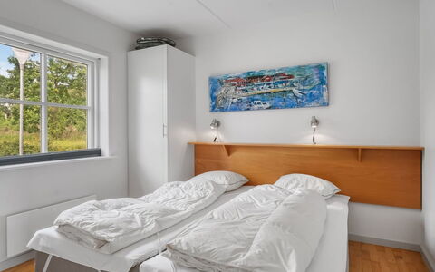 Jyrki - 100M from the Sea: Interieur Ontwerp, Slaapkamer, Bed, Appartement, Bedding, Plafond, Bed Frame, Laken, Daylighting, Hardwood