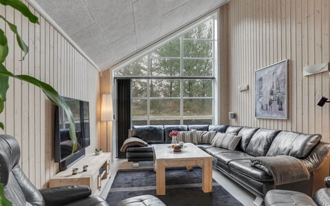 Lilie - 270M from the Sea: Hout, Bankstel, Woonkamer, Meubilair, Huis, Plafond, Verblijf, Hardwood