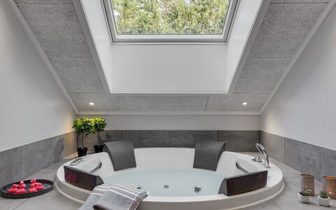 Lilie - 270M from the Sea: Loodgieterswerkinrichting, Interieur Ontwerp, Plafond, Bad, Badkamer, Loodgieter, Zolder, Kraan