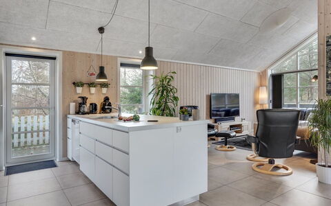 Lilie - 270M from the Sea: Flooring, Hout, Plafond, Interieur Ontwerp, Lichte Inrichting, Keuken, Verdieping, Countertop, Meubilair, Huis